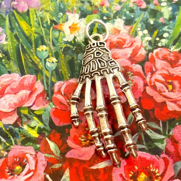 5/$10❤️❤️❤️NEW TIBETAN SILVER SKELETON HAND CHARM PENDANT - Picture 1 of 2